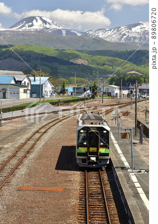 初夏の北海道蘭越町でJR蘭越駅と普通列車の風景を撮影 89806720