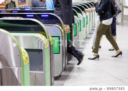 駅　改札　行き交う人 89807383