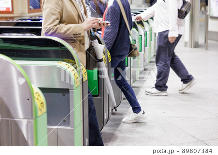 駅 改札 行き交う人 駅 改札 行き交う人 89807384