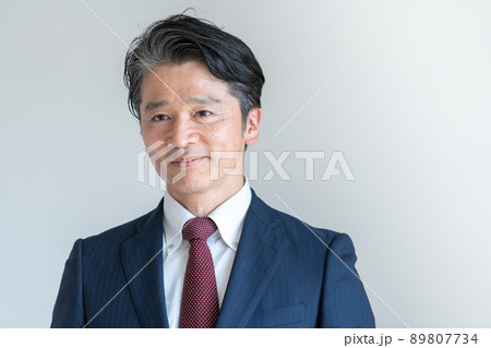 笑顔のビジネスマン(ビジネス・カジュアル・ミドル男性) 笑顔のビジネスマン(ビジネス・カジュアル・ミドル男性) 89807734