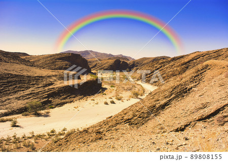 ナミブ砂漠にかかる虹 89808155