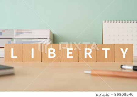 自由のイメージ｜「LIBERTY」と書かれた積み木が置かれたデスク 89808646