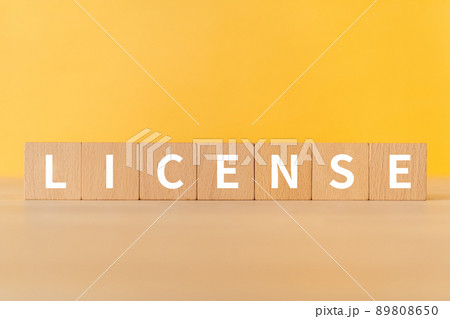 ライセンスのイメージ|「LICENSE」と書かれた積み木 ライセンスのイメージ|「LICENSE」と書かれた積み木 89808650