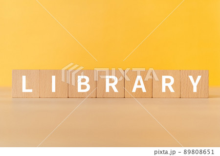図書館・書斎のイメージ｜「LIBRARY」と書かれた積み木 89808651