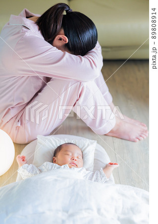 深夜から早朝にかけて 寝付く赤ちゃんと眠れない母親 ブルーアワー 深夜から早朝にかけて 寝付く赤ちゃんと眠れない母親 ブルーアワー 89808914