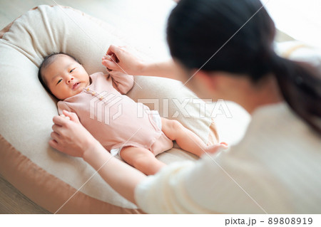 ねんね期 スキンシップをとる赤ちゃんとママ まだ無表情の写真素材 8019