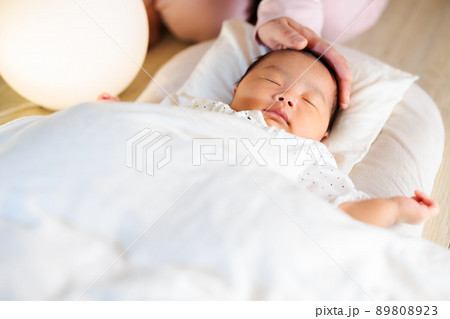 夜 寝かし付け 頭を撫でるママと眠る赤ちゃんの写真素材 8023