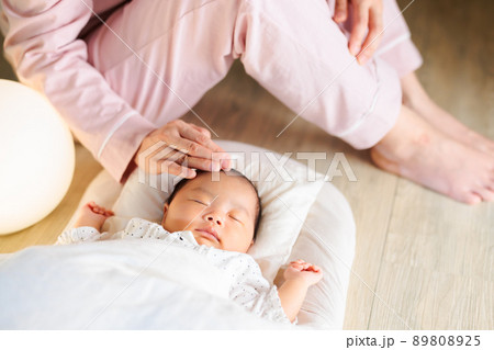 夜 寝かし付け 頭を撫でるママと眠る赤ちゃん 夜 寝かし付け 頭を撫でるママと眠る赤ちゃん 89808925