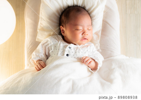 夜泣き後 疲れて涙を浮かべながら眠る赤ちゃん 生活リズム コピースペース 夜泣き後 疲れて涙を浮かべながら眠る赤ちゃん 生活リズム コピースペース 89808938