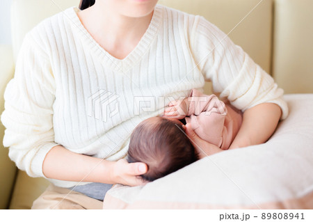 首すわり前の授乳姿勢　フットボール抱き　小脇に抱えて赤ちゃんの首をささえる 89808941