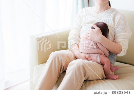 首すわり前の授乳姿勢　縦抱き　赤ちゃんの体を起こし首を支えながら正面から授乳 89808943