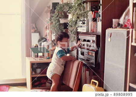 つかまり立ちする赤ちゃん 昔の写真 つかまり立ちする赤ちゃん 昔の写真 89808995