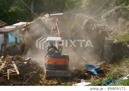 土煙をあげて作業する重機 89809171