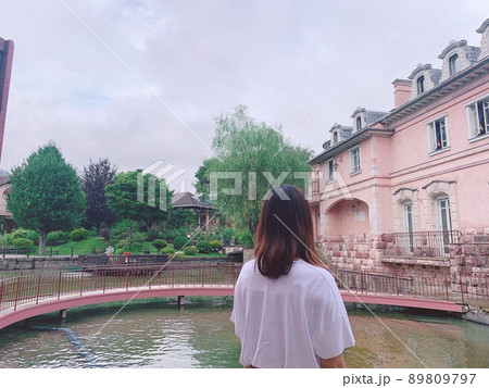 大正レトロな建物と女性 89809797