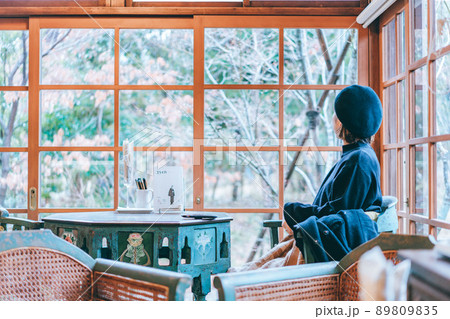 古民家　外を眺める女性 89809835