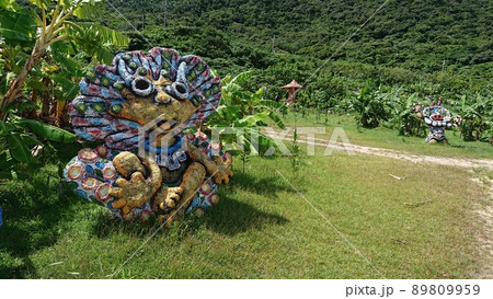 ≪石垣島≫ 自然の中にあるエリマキトカゲのようなシーサー ≪石垣島≫ 自然の中にあるエリマキトカゲのようなシーサー 89809959