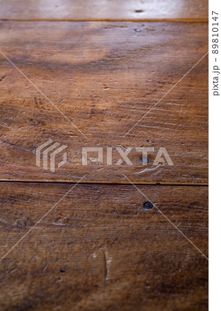 味のある木目テーブル 89810147