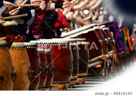 ずらりと並んだ長胴太鼓。和太鼓。和楽器。太鼓祭。イメージ素材の写真