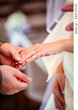 結婚式の指輪の交換のワンシーン 結婚式の指輪の交換のワンシーン 89810340