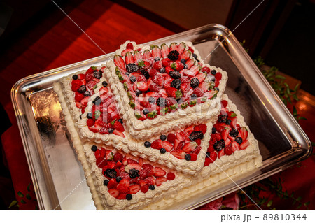 結婚披露宴のウエディングケーキ 結婚披露宴のウエディングケーキ 89810344