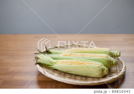 直売所で買ってきた、新鮮で美味しそうな朝採れとうもろこし 直売所で買ってきた、新鮮で美味しそうな朝採れとうもろこし 89810345
