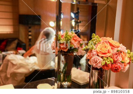 出番を待つブーケと緊張気味の新婦の控室 出番を待つブーケと緊張気味の新婦の控室 89810358