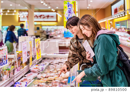 スーパーでシラスを買う男女 89810500