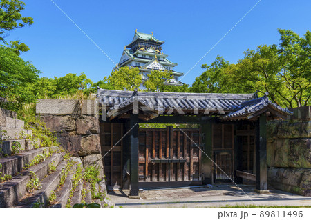 大阪城天守閣と北仕切門（2022年初夏　新緑の季節） 89811496