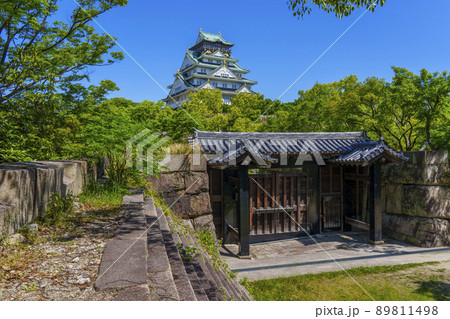大阪城天守閣と北仕切門(2022年初夏 新緑の季節) 大阪城天守閣と北仕切門(2022年初夏 新緑の季節) 89811498