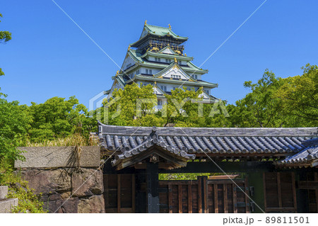大阪城天守閣と北仕切門（2022年初夏　新緑の季節） 89811501