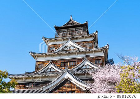 広島県広島市　満開の桜と快晴の空　広島城天守 89812076
