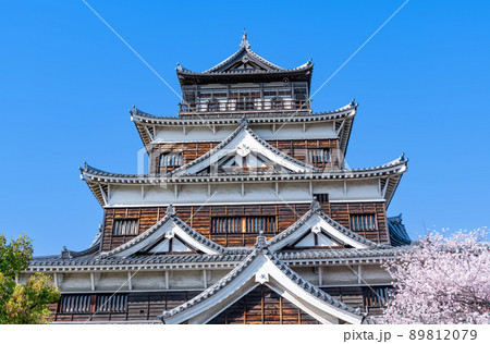 広島県広島市　満開の桜と快晴の空　広島城天守 89812079