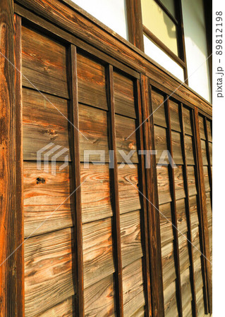 古い家屋の板壁の風景 古い家屋の板壁の風景 89812198