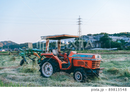トラクター 田んぼ 収穫 トラクター 田んぼ 収穫 89813548