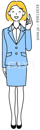 よいアイデアを思いついて指をさし喜んでいるスーツ姿の可愛い女性 全身 立ち姿 イラスト ベクター 89813638