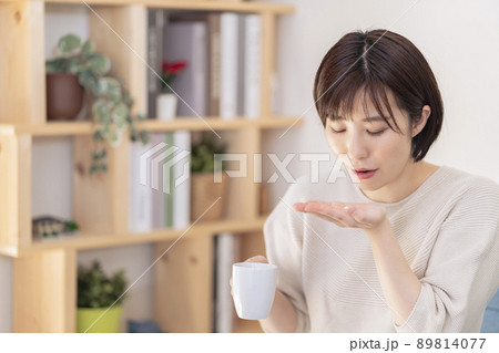 薬を飲む若い女性 89814077