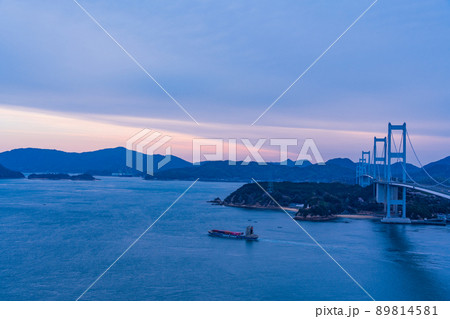 (瀬戸内しまなみ海道)来島海峡大橋 夜明け (瀬戸内しまなみ海道)来島海峡大橋 夜明け 89814581