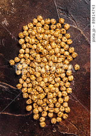 Fried chickpeas with turmeric, roasted spicy chickpeas or Indian chana or chole. Dark background. Top view 89814743