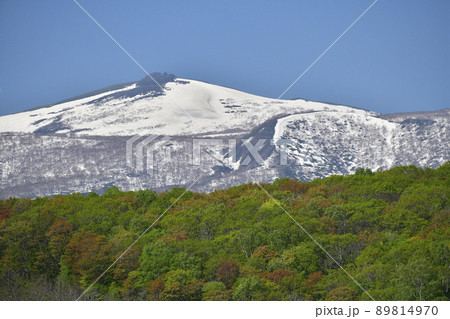 初夏の北海道蘭越町で残雪のニセコ連峰と里山の風景を撮影 89814970