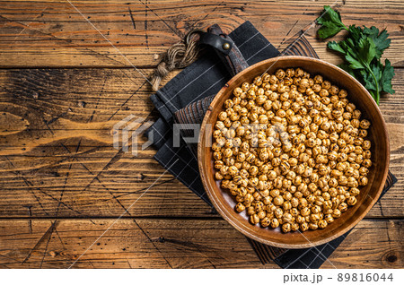 Arabic dish Roasted chickpeas in a wooden plate. Wooden background. Top view. Copy space Arabic dish Roasted chickpeas in a wooden plate. Wooden background. Top view. Copy space 89816044