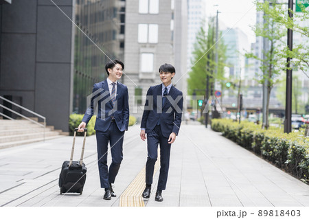 ビジネスイメージ　歩く 89818403