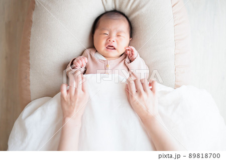赤ちゃんの寝ぐずり 布団を掛ける 赤ちゃんの寝ぐずり 布団を掛ける 89818700