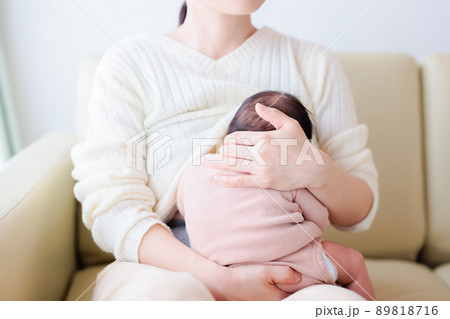 首すわり前の授乳姿勢　縦抱き　赤ちゃんの体を起こし首を支えながら正面から授乳 89818716