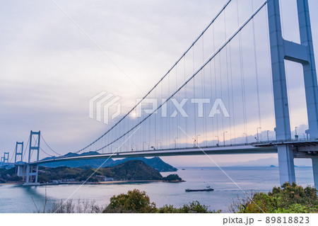 （瀬戸内しまなみ海道）来島海峡大橋を通過する船舶 89818823