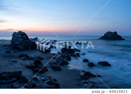 夜明けの赤羽根海岸　愛知県 89819825