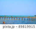 海上の橋を歩く人たち 89819915
