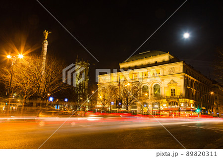 フランス　パリのライトアップされたパリ市立劇場とサン・ジャックの塔. 89820311