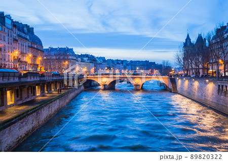 フランス　パリのセーヌ川の川辺の夜景 89820322
