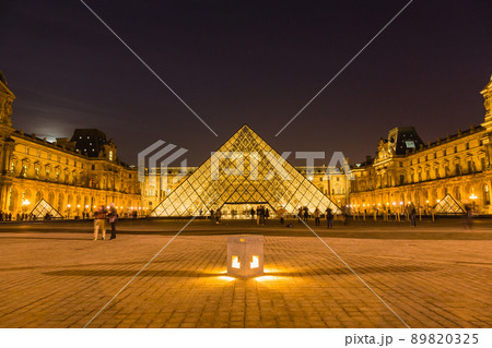 フランス　パリの夜になってライトアップされたルーブル美術館 89820325