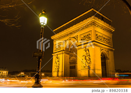 フランス　ライトアップされたパリのシャルル・ド・ゴール広場に建つエトワール凱旋門 89820338